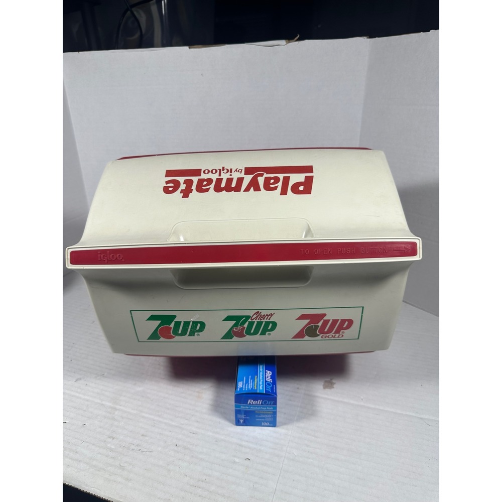 Vintage Igloo Playmate Cooler 7Up Cherry 7Up Gold‎ Soda Advertising Red White